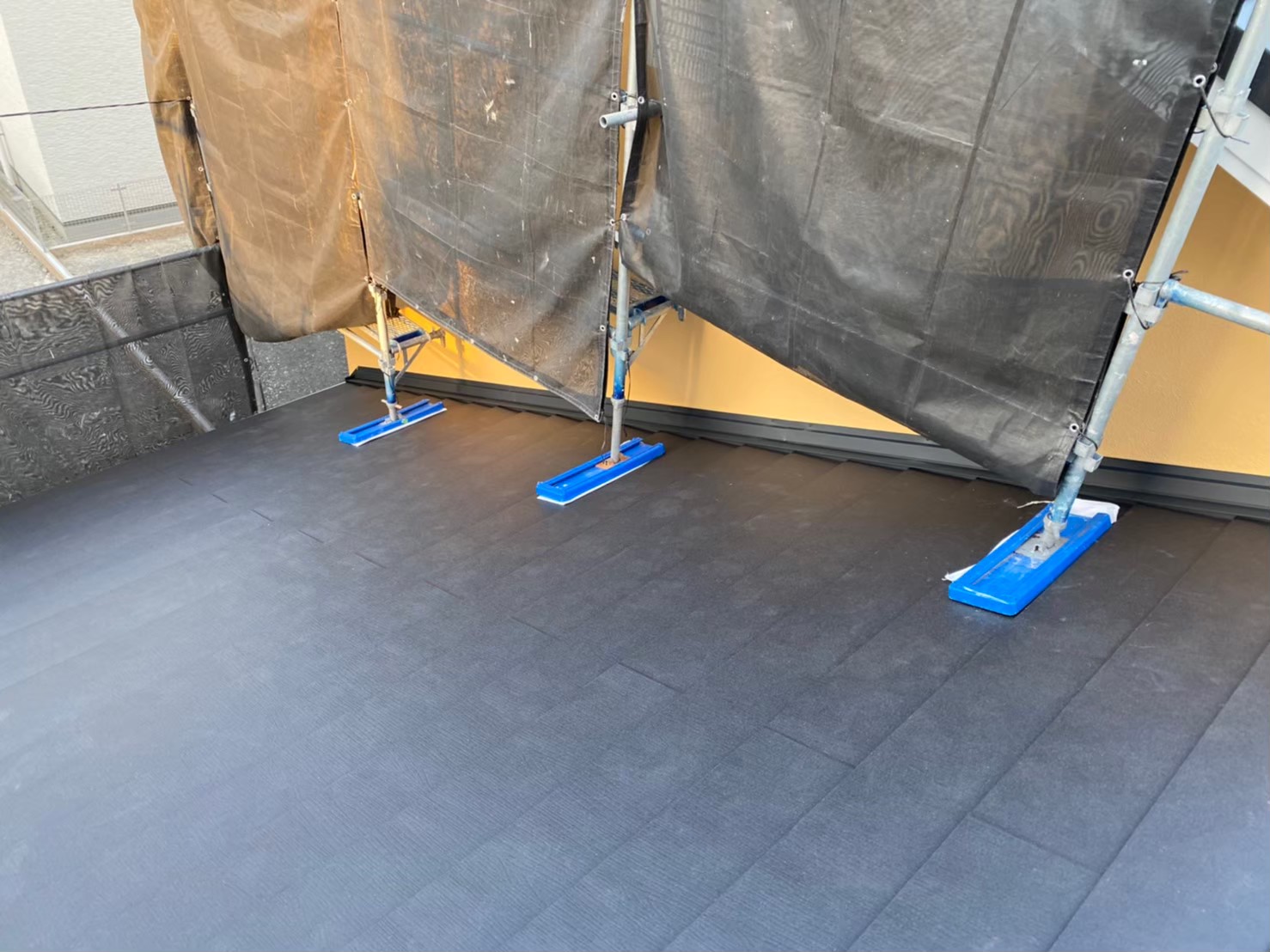 下屋根にガルテクト設置